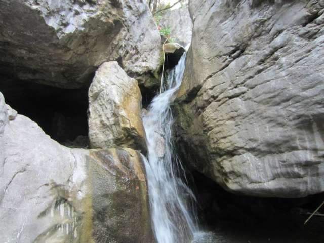 Agua entre las rocas 